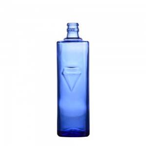 ユニークな形の空の青いワイングラスボトル