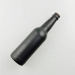 Botellas de cerveza de cristal negro mate con tapa.