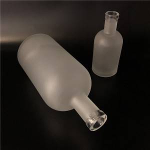 Luxusná matná číre sklenená fľaša na víno komplikovaného tvaru