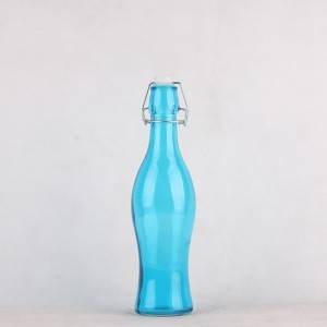 Стеклянная бутылка с водой