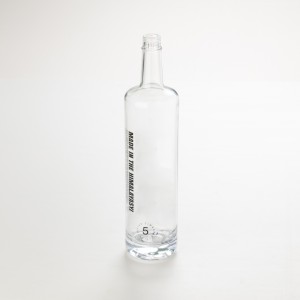 Skaidra krāsa ar logotipu stipro alkoholisko dzērienu stikla pudelēm
