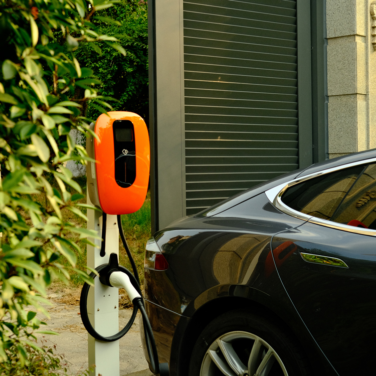 Que factores inflúen na cantidade de electricidade necesaria para cargar un vehículo eléctrico?