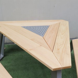 Zunanja miza za piknik trikotnik v javnem prostoru z jeklenim okvirjem