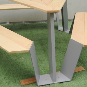 Zunanja miza za piknik trikotnik v javnem prostoru z jeklenim okvirjem