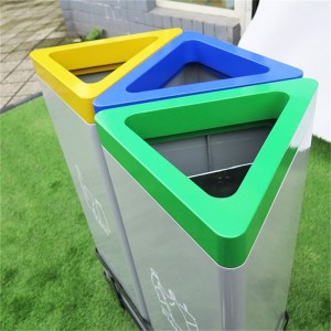 金属のロゴ 7 が付いている屋外の三角形の分類されたゴミのリサイクルされた大箱