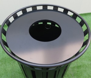 Veľkoobchodná čierna 38 galónová vonkajšia kovová roštová nádoba na odpadkový kôš s vekom proti dažďu 1