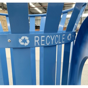 38 galonų mėlynos pramoninės metalo atliekų talpyklos lauke
