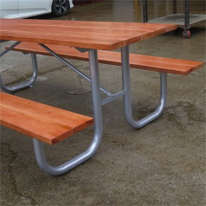 Prostokątne drewniane stoły piknikowe o długości 8 stóp w dużym parku ze stalową ramą 16