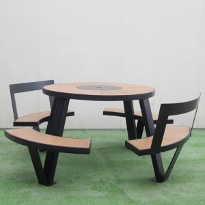 Taula de pícnic moderna amb mobiliari urbà del parc del forat del paraigua