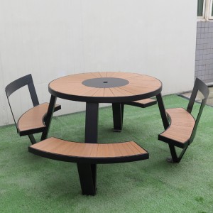 Mesa de picnic moderna con mobiliario urbano de parque con burato de paraugas