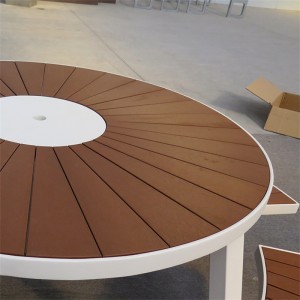 傘の穴の現代的なデザイン 23 が付いている注文の屋外公園通りの円形のピクニック テーブル