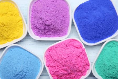 Which vibrating screen equipment should be used for pigment fine powder materials?