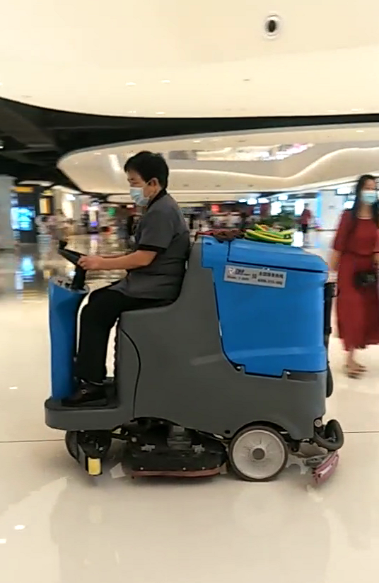 The employee in Xi ‘an Joy City Mall is using our T-850 floor scrubber to wash the floor