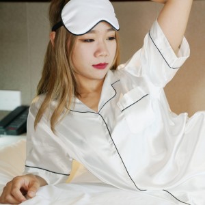 China OEM China  Polyester Printed Stretch Satin  Fabric for Pajamas
