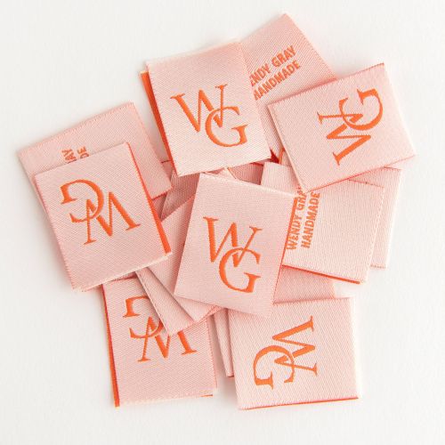Different edging of woven labels
