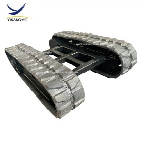 gumijas kāpurķēžu šasijas platforma ar vidējo šķērssiju konstrukciju daudzfunkcionālam urbšanas iekārtas transporta līdzeklim