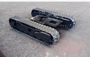 Compact rubber track undercarriage with telescopic beam for crawler spider lift chassis