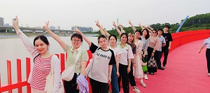 We enjoy weekend trip to the Hong Qiao Bridge Park