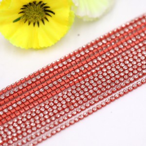 Color-intensive rhinestone chains are used for DIY mobile phone case stickers