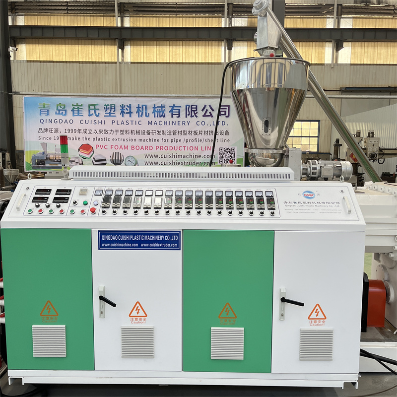Stroj na vytlačování PVC pěnových desek