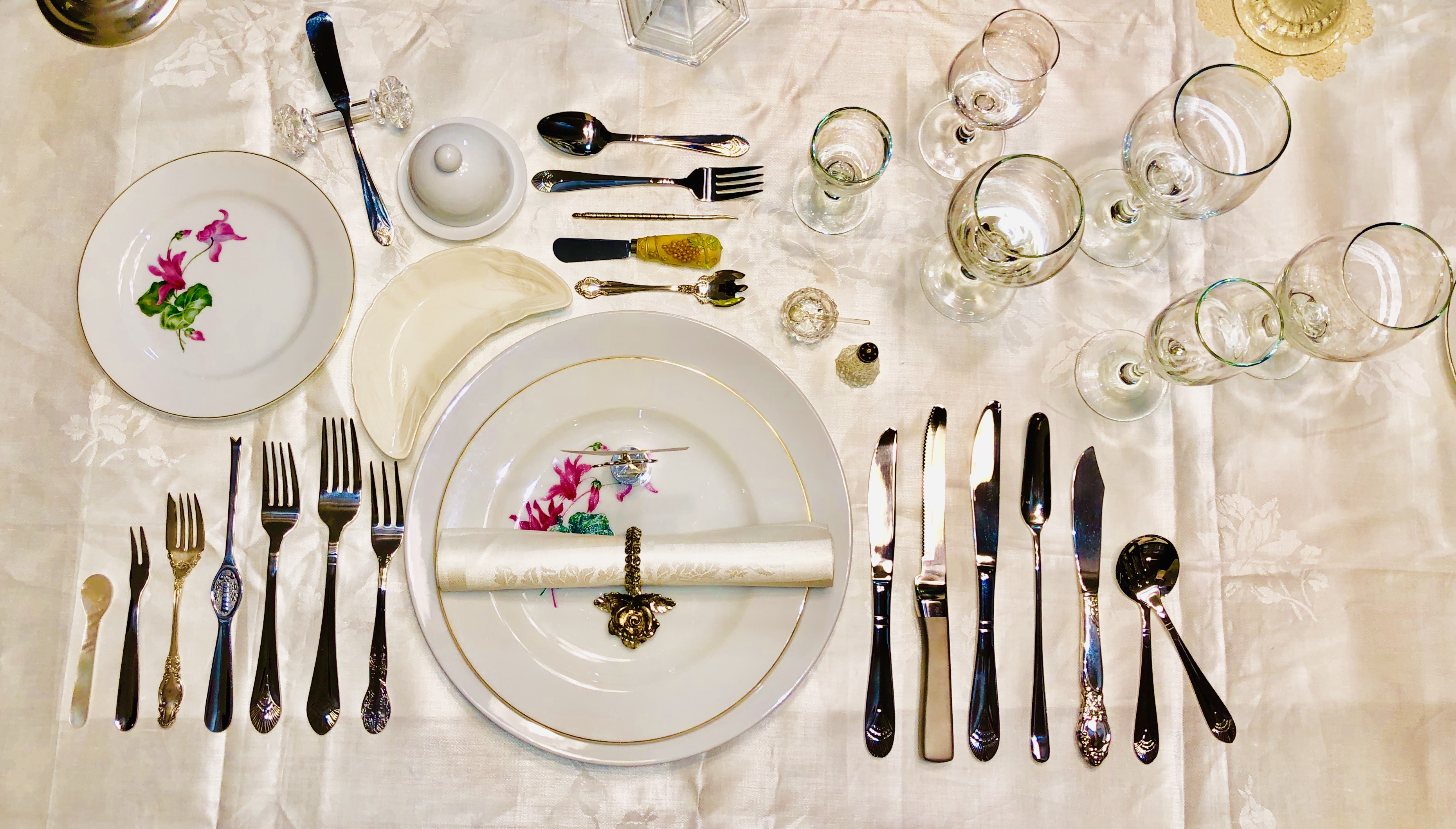 How to set a table with flatware?