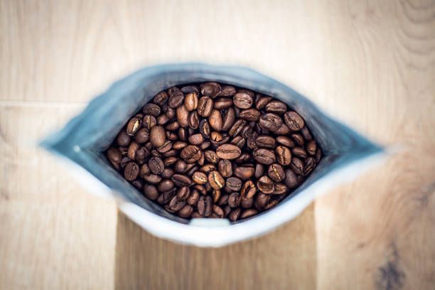 Quale trattiene meglio la freschezza del caffè: lacci di latta o cerniere?