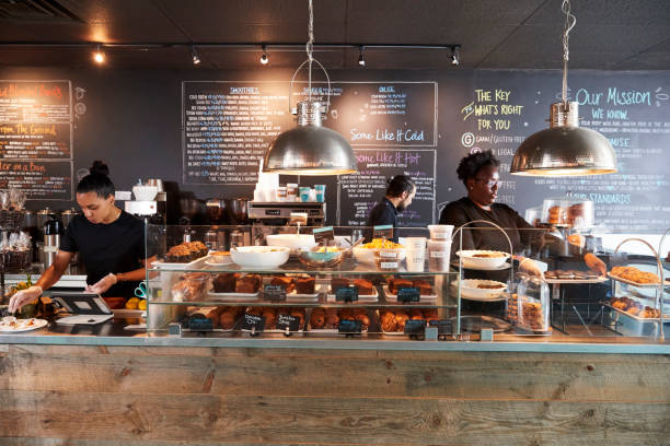 Le caffetterie stanno diventando più creative a causa dei divieti di plastica.
