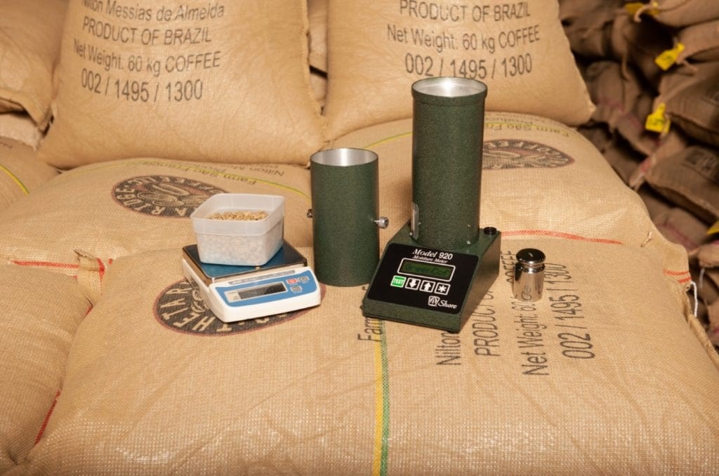 Com afecta el torrat pel contingut d'humitat del cafè verd