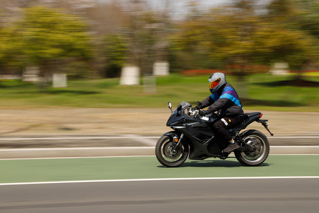 经济环保：电动摩托车维护成本降低，出行轻松