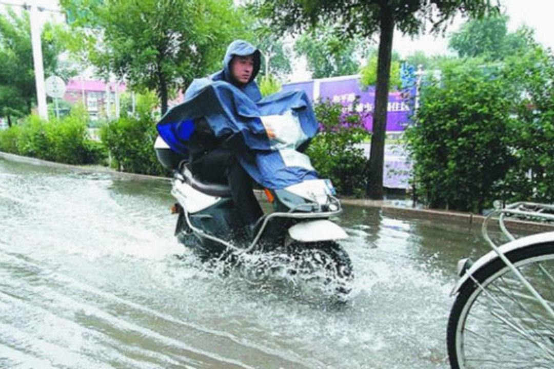 الدراجات البخارية الكهربائية والمطر: ما تحتاج إلى معرفته