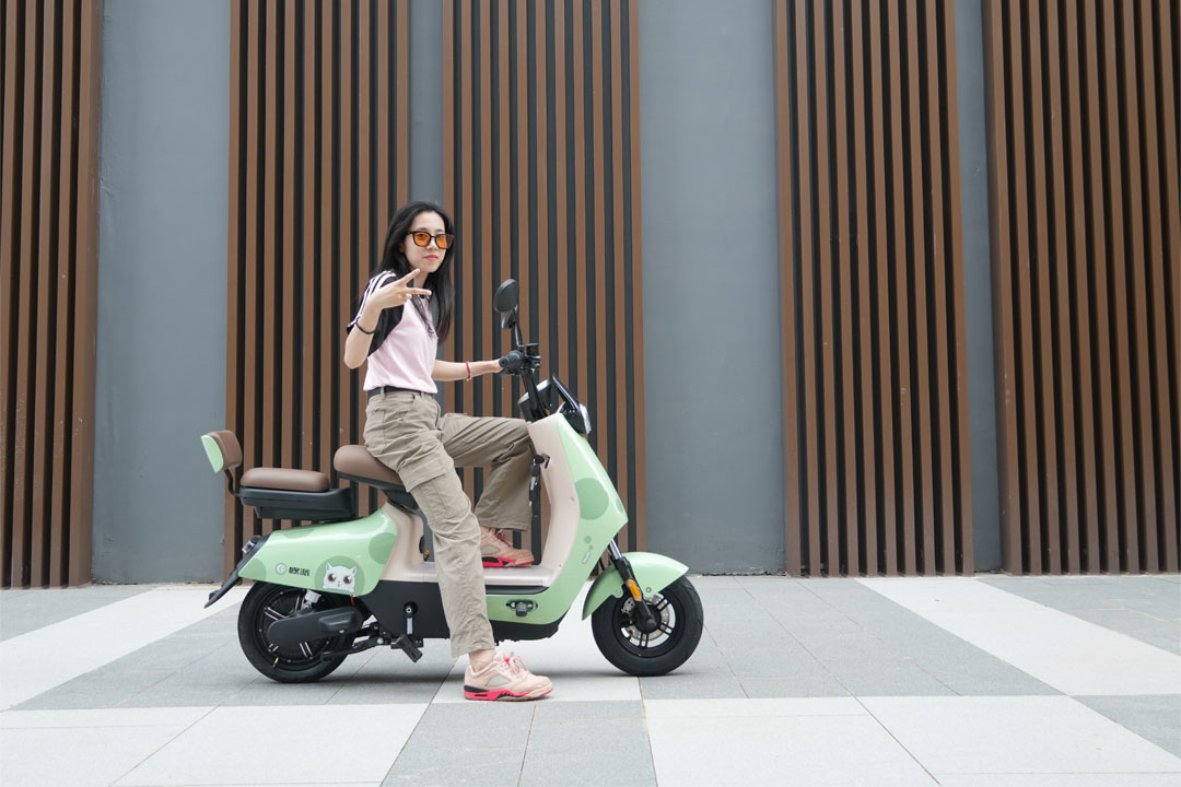 Milarian pendamping anu sampurna: moped listrik anu hampang pikeun awéwé