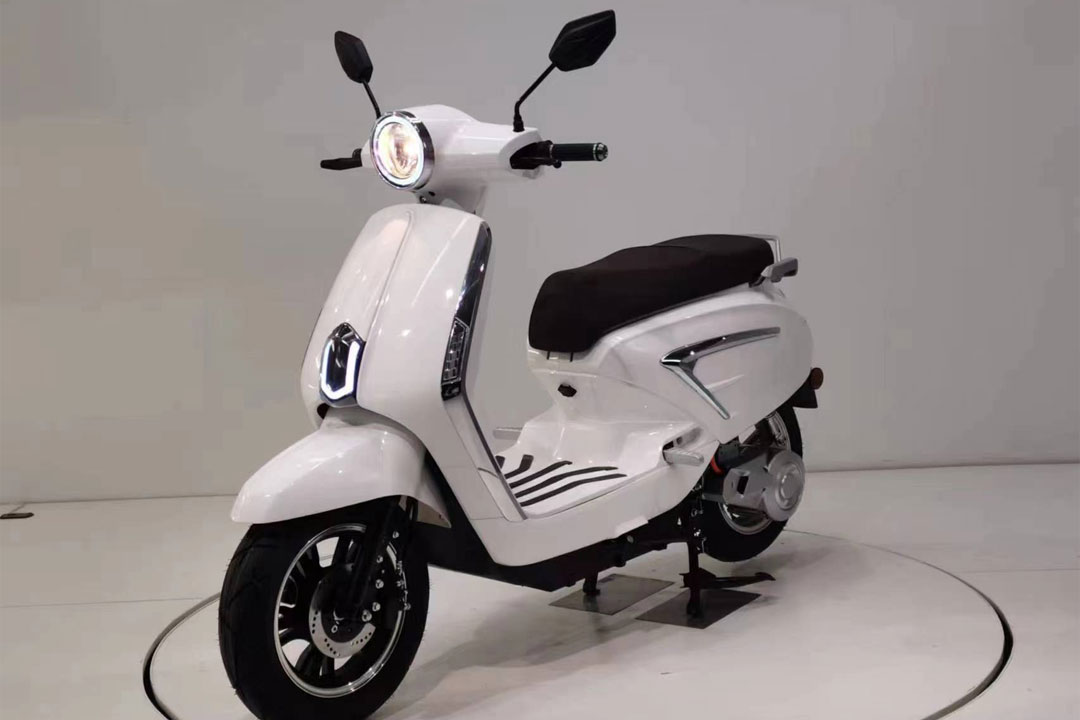 Pangembangan Teknologi AI Modern lan Moped Listrik