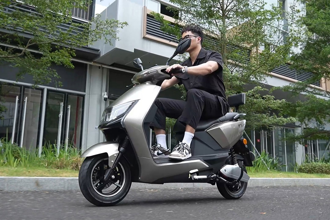 Güýç we stil: Klassiki bürgüt elektrik Moped