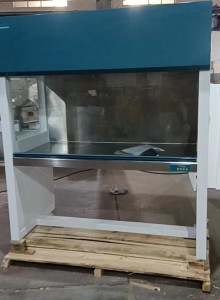 Лабораторен стенд с вертикален ламинарен поток и чист въздух
