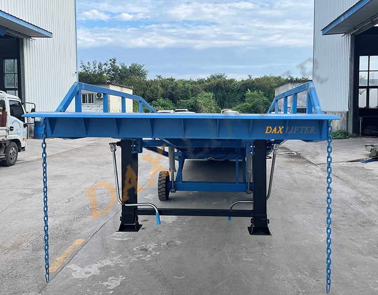 The use and precautions of mobile dock leveler