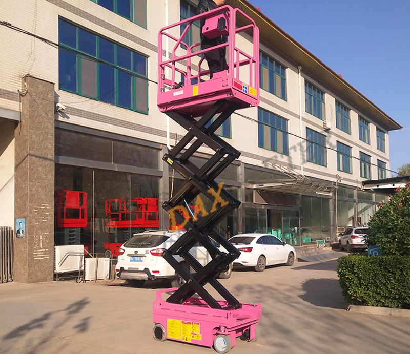 Examples of working with the mini scissor lift’s small size and agility