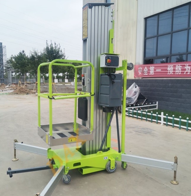 High-end Single Mast Lift Platform is used in the cleaning industry.