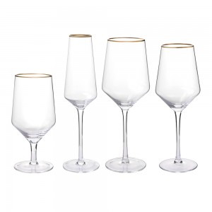 Copo de vinho de vidro com borda dourada, água, champanhe, taça de vinho