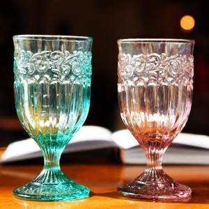 Venda al por mayor la taza de cristal coloreada de la copa del vino del modelo del palacio del vintage