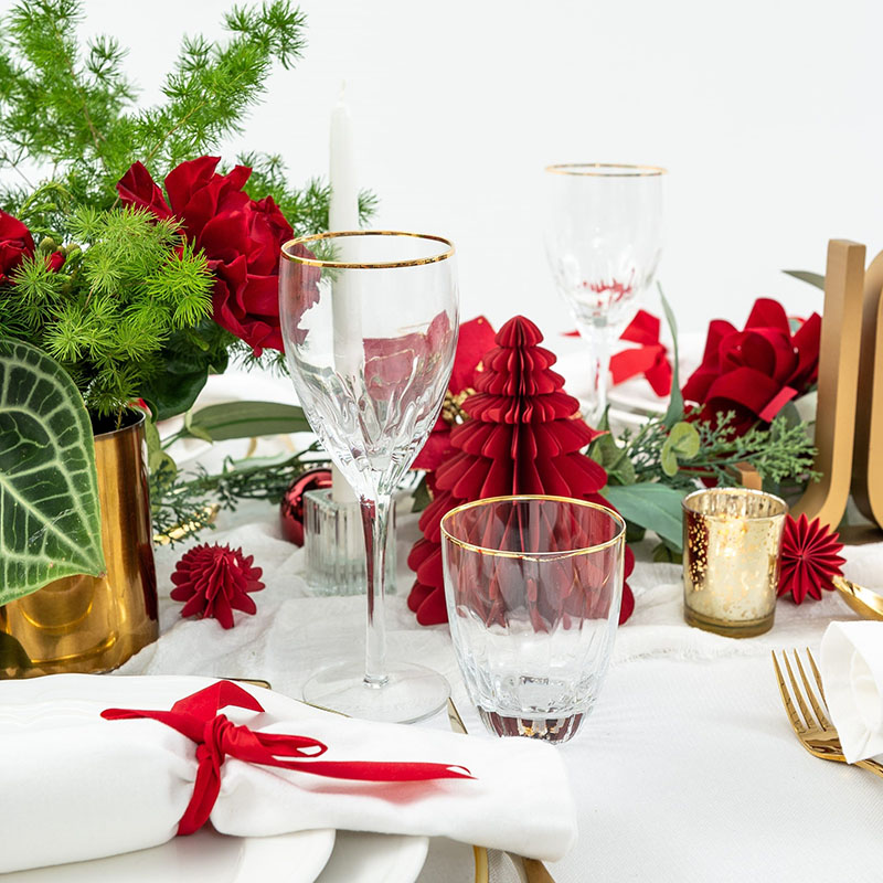 Pagyvinkite savo šventę šventiniais kalėdiniais indų stalo komplektais