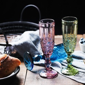 Kulîlka şampanyaya rengîn a vexwarina qedehên şerabê ji bo otêla şahiya dawetê