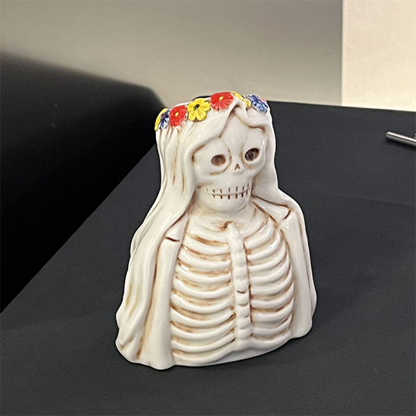 Ceramiczny kubek koktajlowy Tiki ze szkieletową czaszką