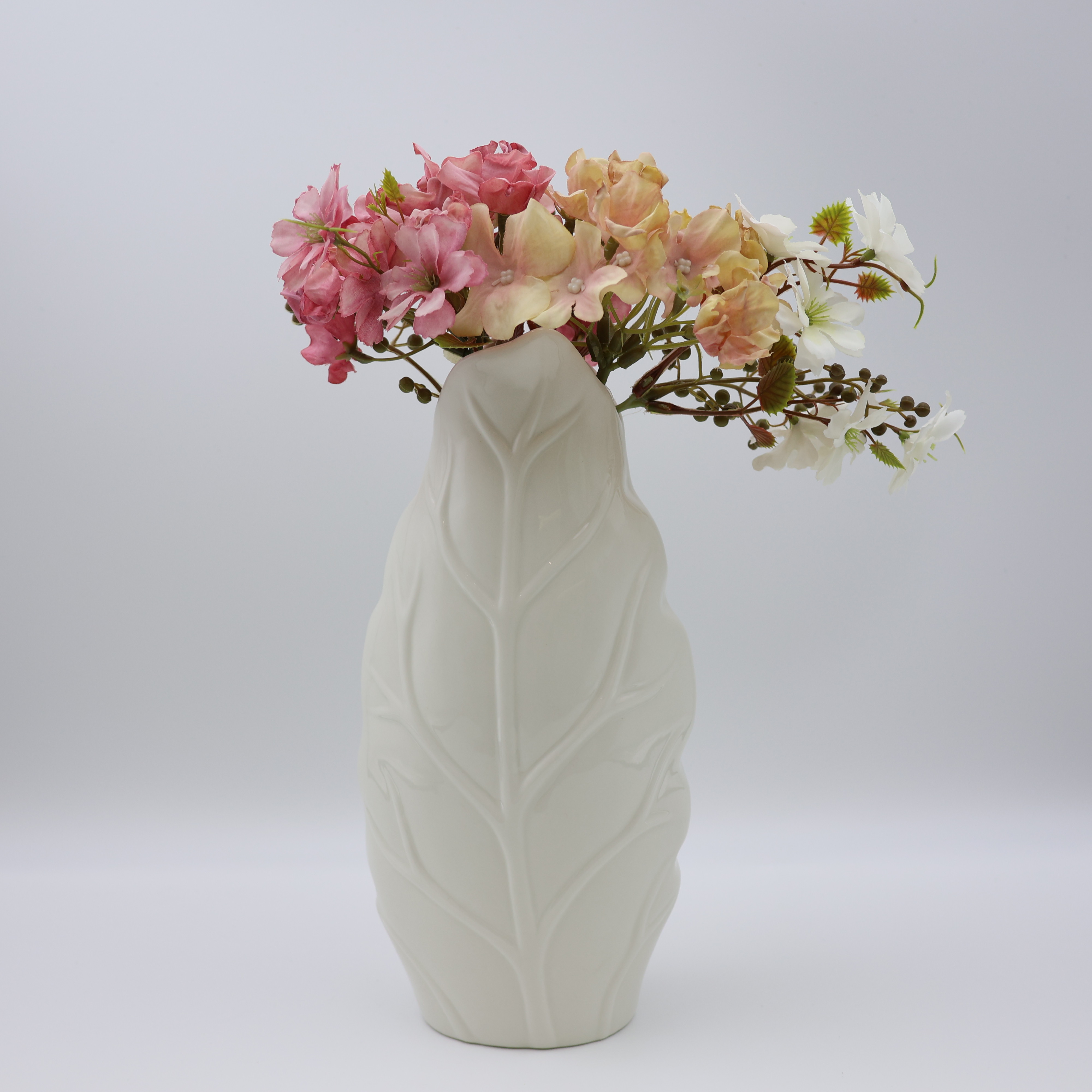 Бяла керамична ваза за цветя с листа