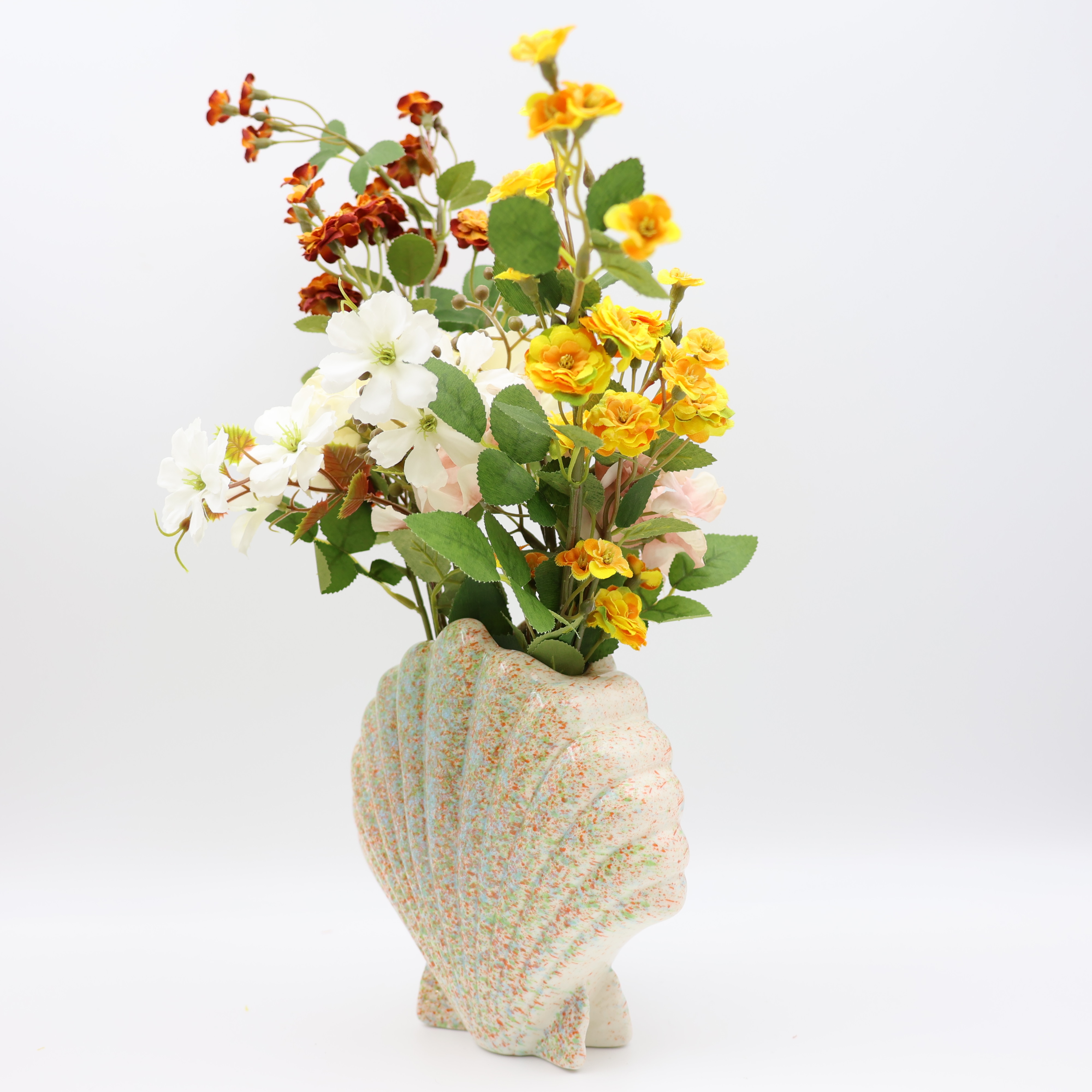 Keramikas jūras gliemežvāku ziedu vāze