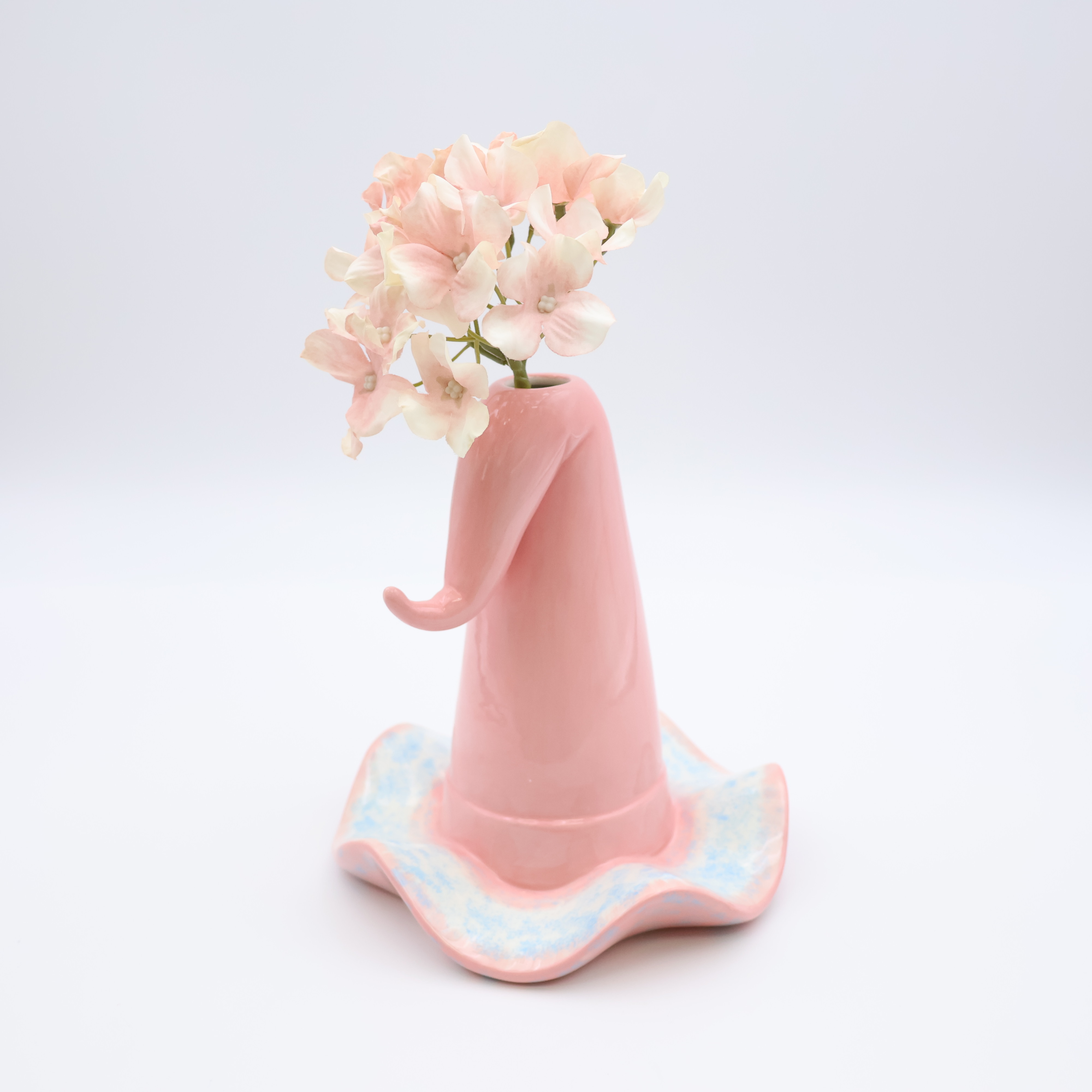 Рожева керамічна ваза з капелюхом відьми