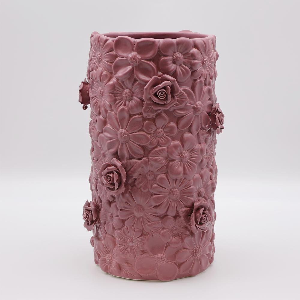 Keramická váza s kvetinovým dizajnom
