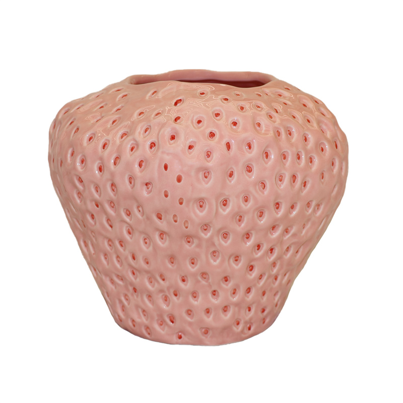 Ceramiczny wazon z kwiatami truskawek