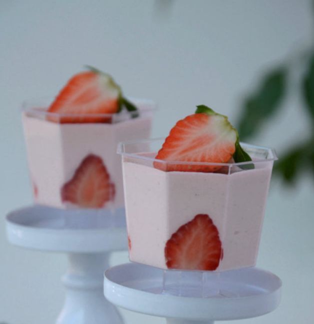 In the warm afternoon,A sweet and sour strawberry cheese mousse cup.