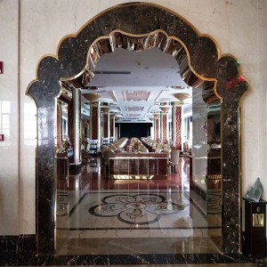 Puerta comercial interior, borde de metal, curvado, acero inoxidable, pared dorada, decoración, marco de ventana falsa