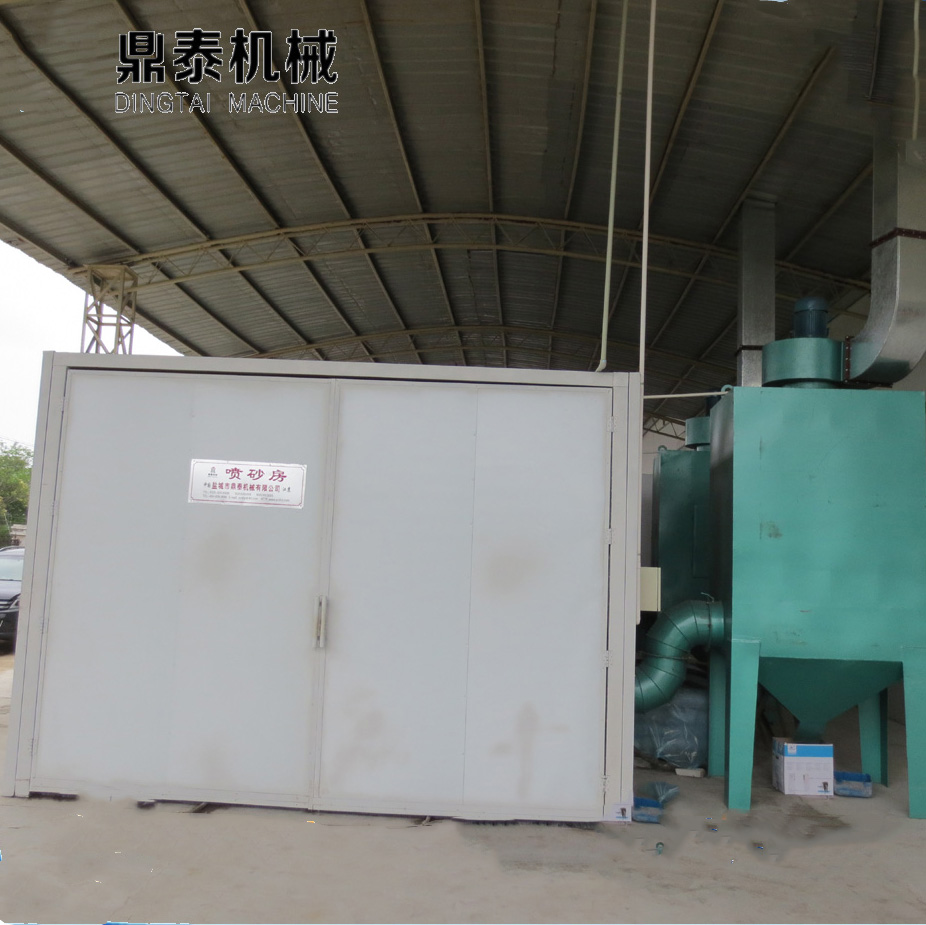 Compact structure sand blasting room, used in processing complicated workpieces